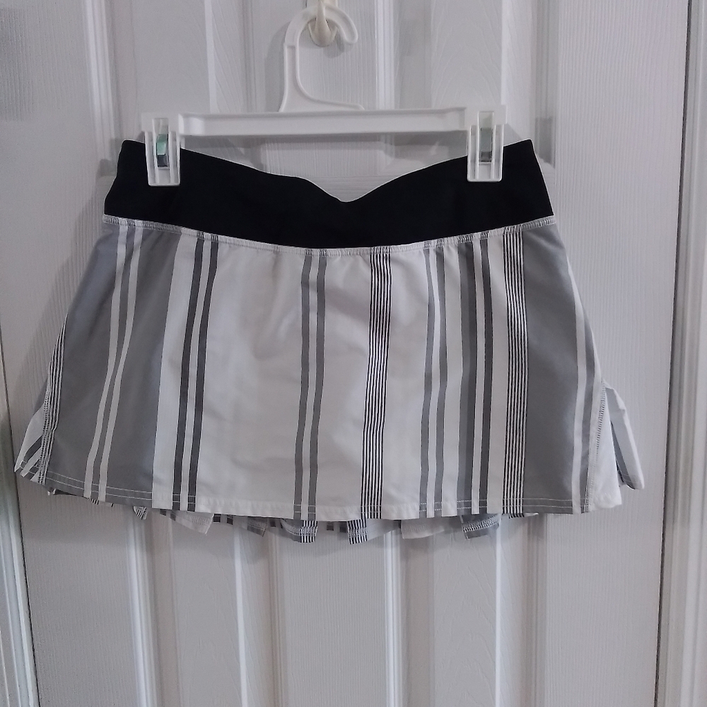 Lululemon Athletica Gray and White Pleated Skater Mini Skirt